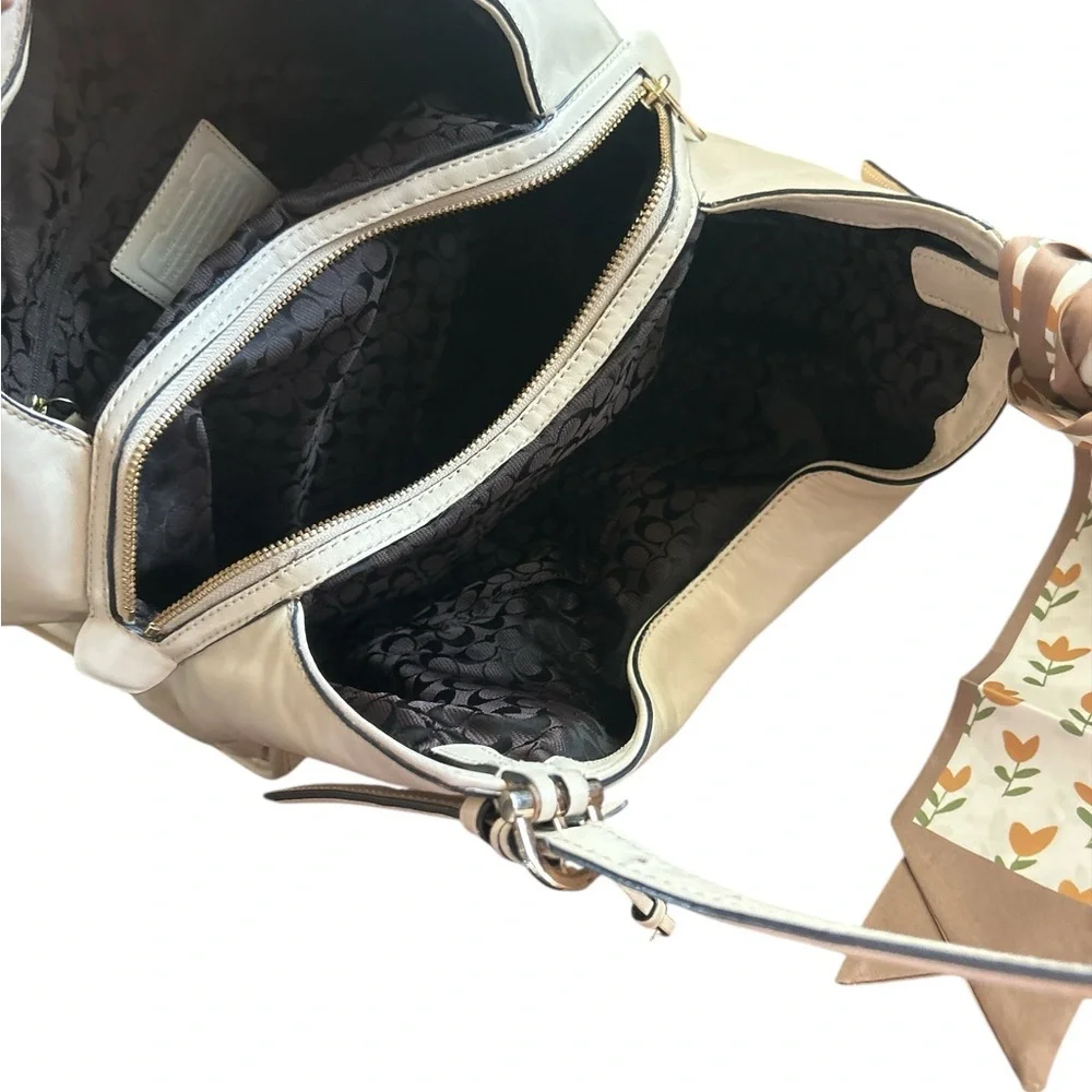 Coach Cream and Gold Hobo Bag with BUTTER SOFT LUXURIOUS LEATHER VERY CLASSY
